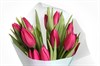 Букет 15 тюльпанов в белой бумаге, малиновые - фото 6917