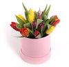 Букет 15 тюльпанов микс в розовой шляпной коробке - фото 7822