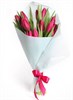 Букет 15 тюльпанов в белой бумаге, малиновые - фото 7888