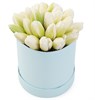 25 королевских тюльпанов в голубой коробке, белые - фото 7977